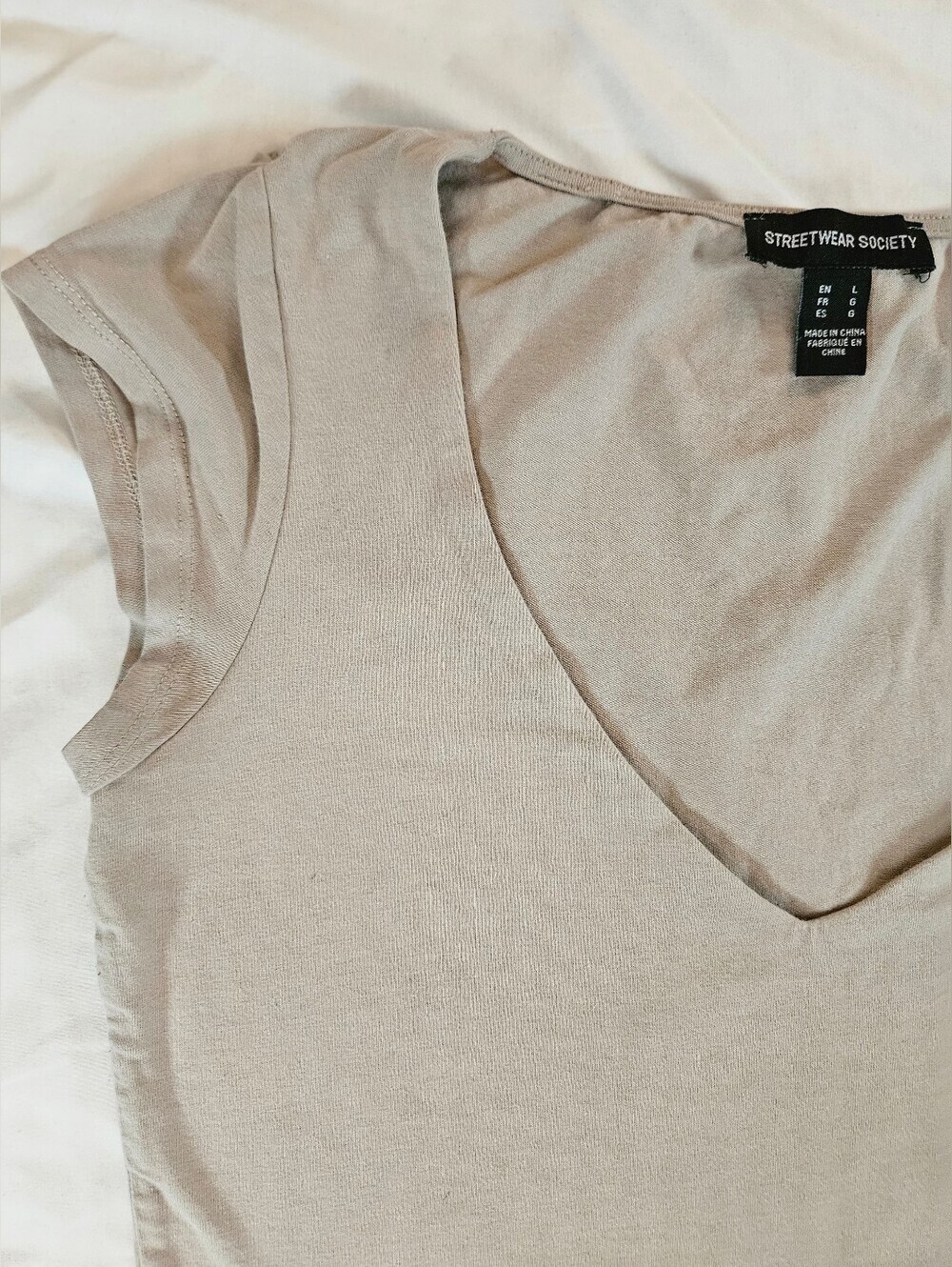 Streetwear Society Womens Beige Short Sleeve Cropped V-neck Top Size Large - Picture 3 of 12